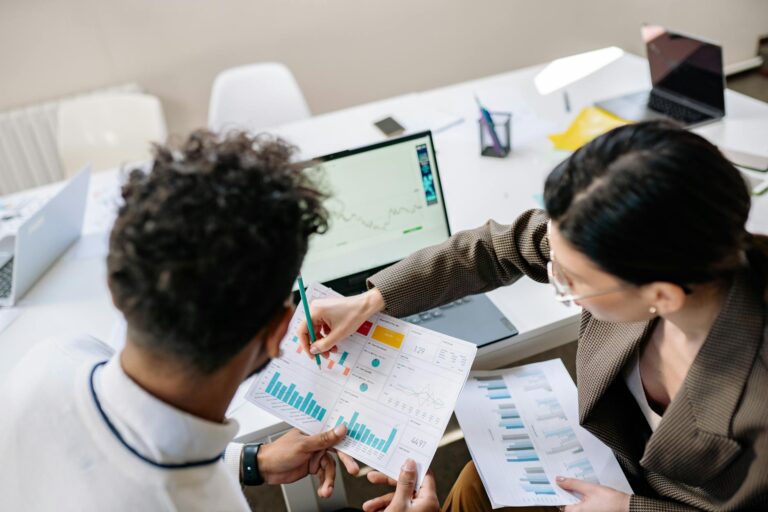 Agence de communication tarif comprendre — réunion d'affaires stratégie marketing