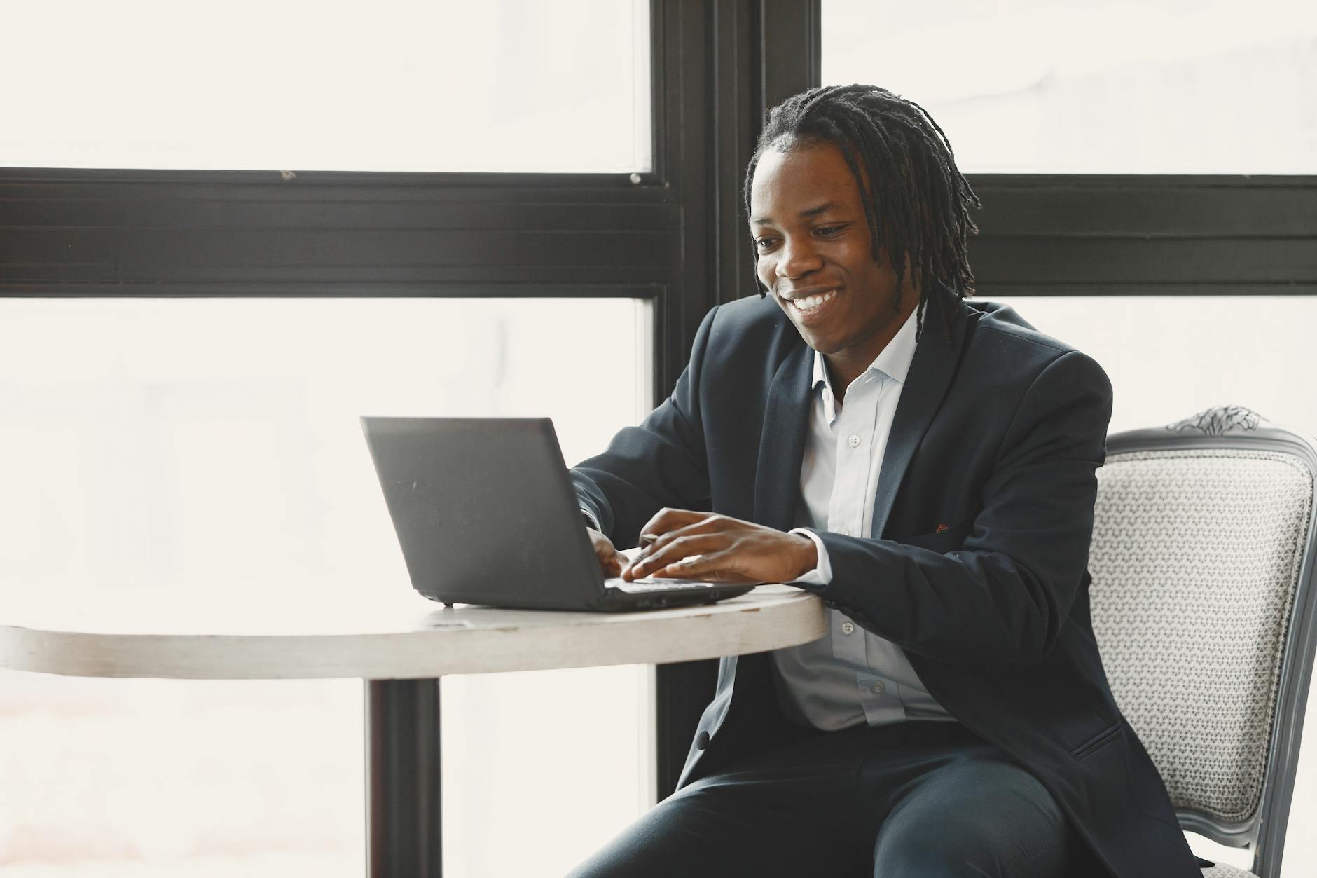 Des ressources concentrées sur les besoins concrets des entrepreneurs — entrepreneur travaillant sur un ordinateur portable