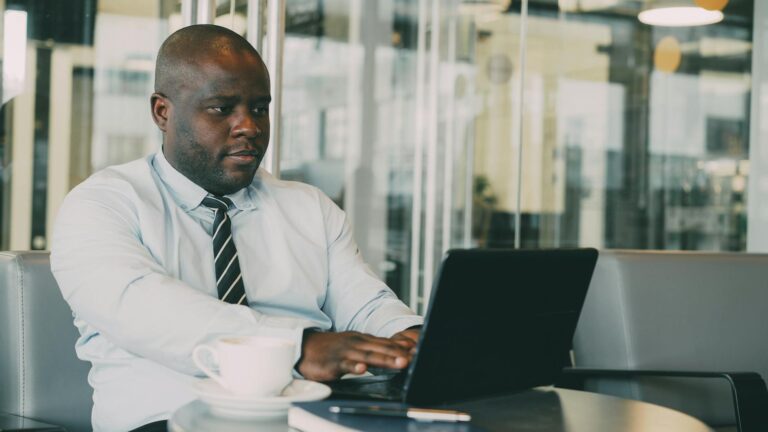 Avenir-entreprise.fr que propose ce site — entrepreneur travaillant sur un ordinateur portable