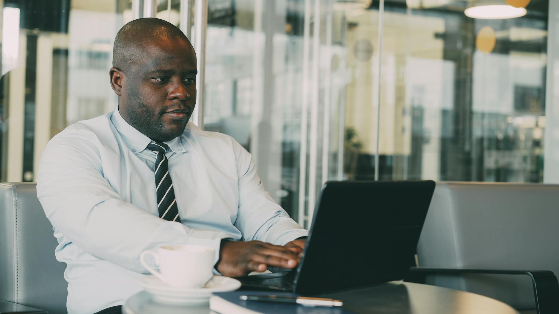Avenir-entreprise.fr que propose ce site — entrepreneur travaillant sur un ordinateur portable