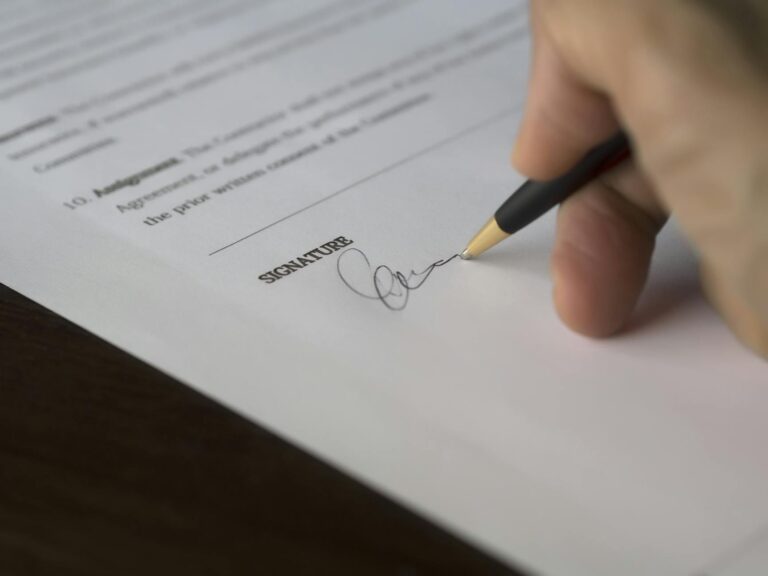 CGV pour auto-entrepreneur exemple gratuit — signature d'un contrat d'affaires