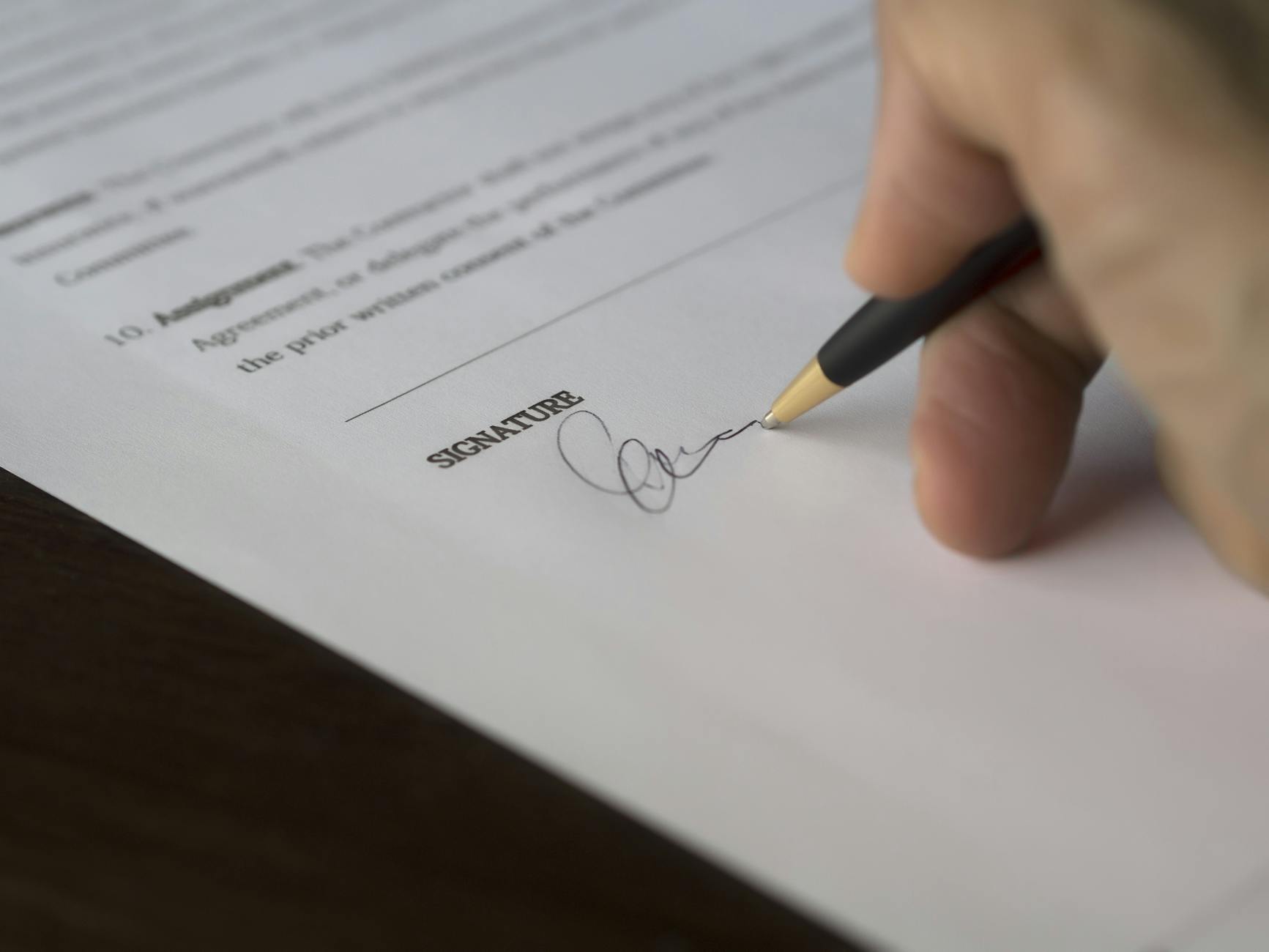 CGV pour auto-entrepreneur exemple gratuit — signature d'un contrat d'affaires