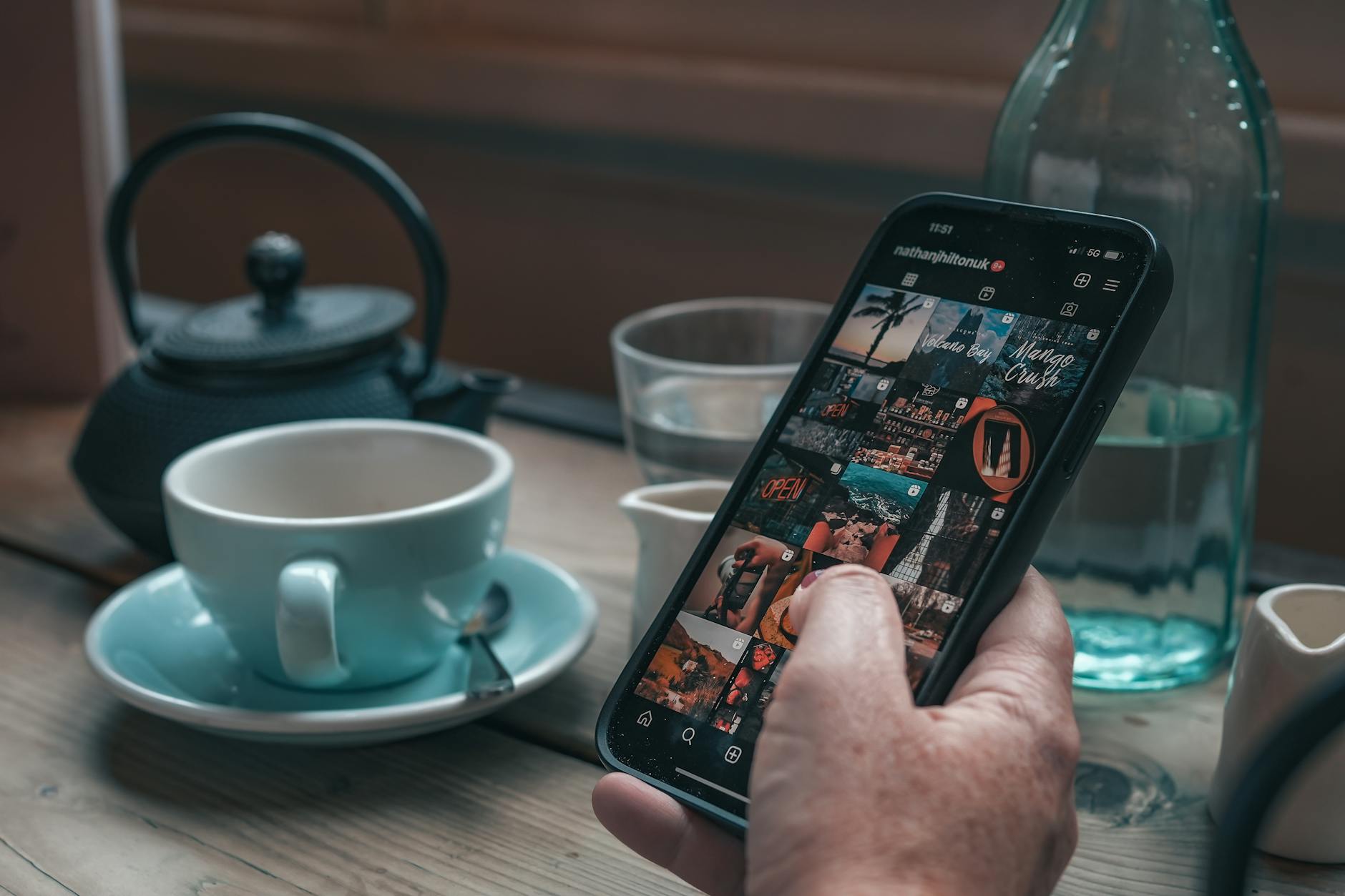 Optimisation du profil Instagram : la première étape pour booster sa visibilité — personne utilisant l'application Instagram