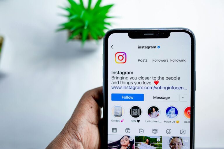 Comment se faire connaître sur — personne utilisant l'application Instagram