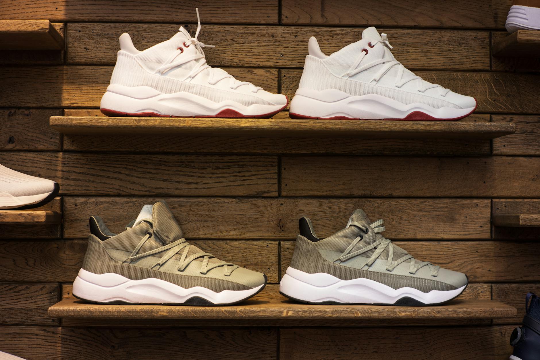 Étude de marché sneakers France — collection de sneakers en magasin