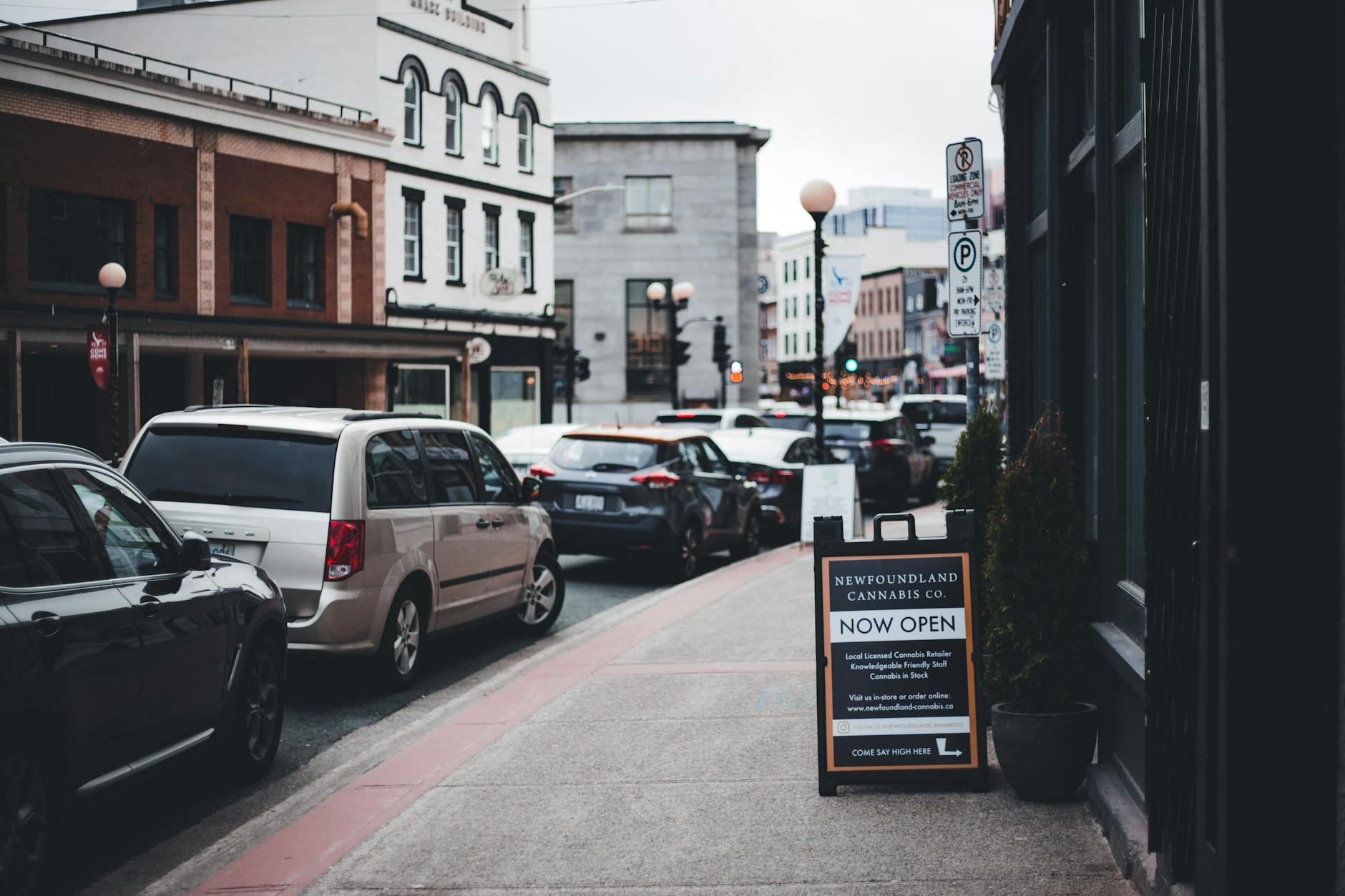 Pourquoi un profil Google Business Profile est incontournable pour la visibilité locale — enseigne de magasin local