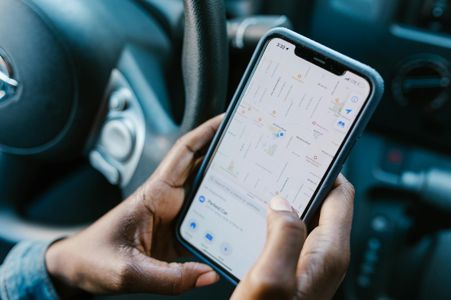 Comprendre le fonctionnement du Guide local Google et son syst&egrave;me de contribution locale &mdash; personne utilisant l'application Google Maps