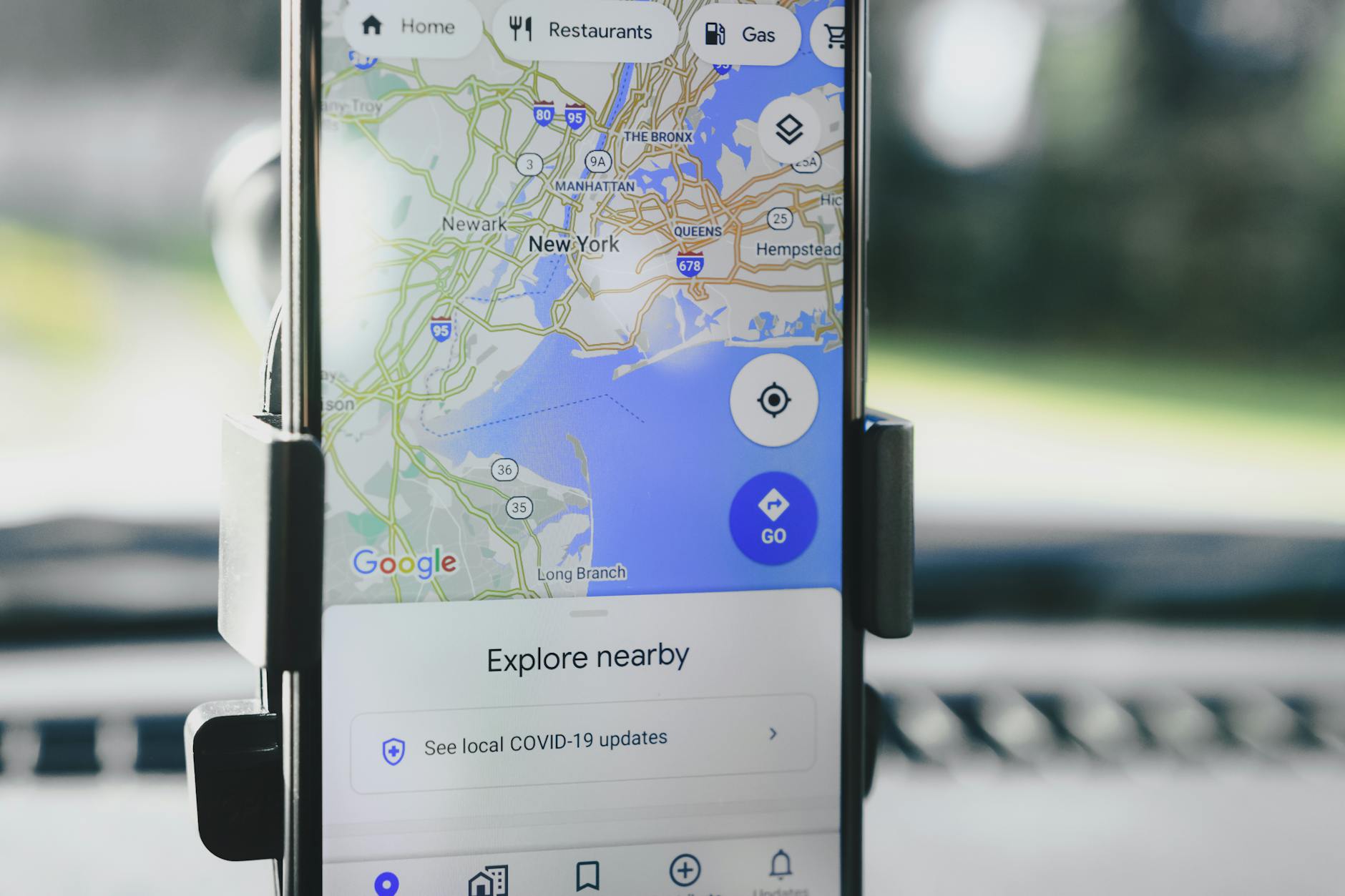 Guide local Google fonctionnement, avantages — personne utilisant l'application Google Maps