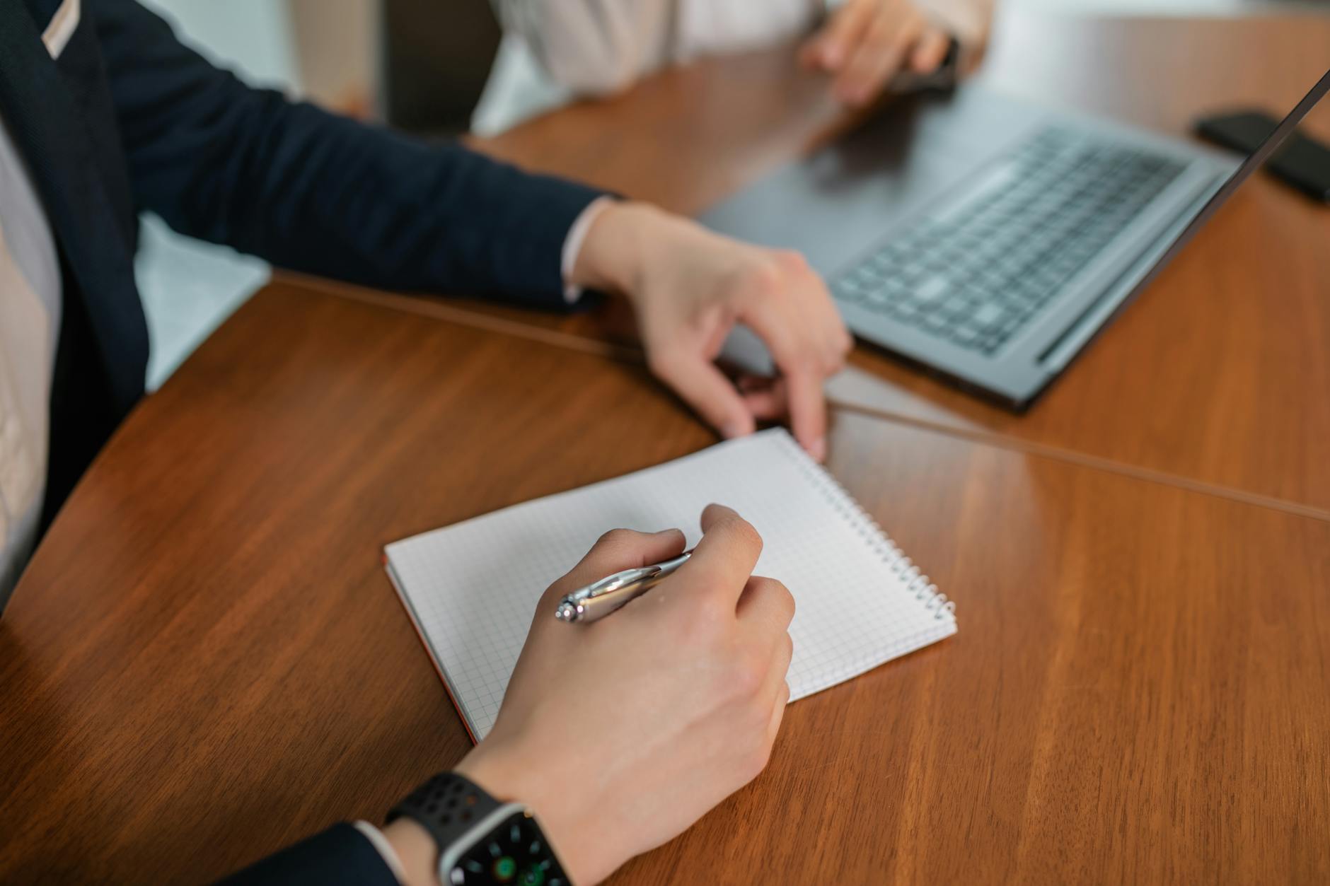 Quels critères guident le choix d’un outil IA pour compte rendu de réunion gratuit ? — notes de réunion sur ordinateur portable