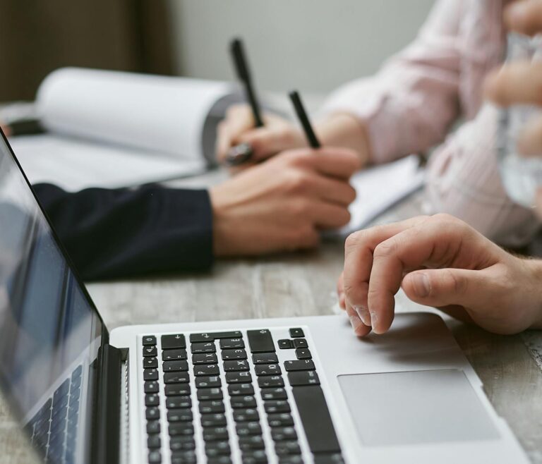 IA compte rendu réunion gratuit — notes de réunion sur ordinateur portable