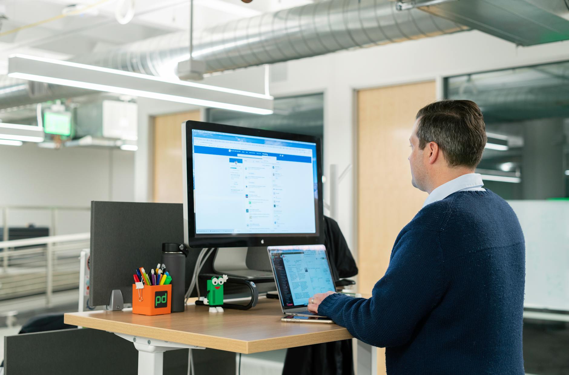 Construire un profil LinkedIn performant : la vitrine plus que le CV &mdash; profil LinkedIn professionnel sur &eacute;cran d'ordinateur
