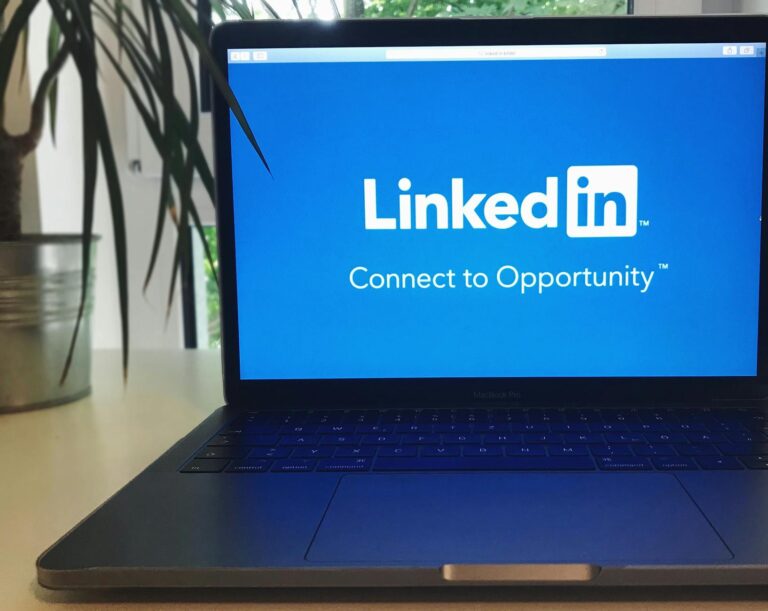 Prospecter avec LinkedIn la méthode — profil LinkedIn professionnel sur écran d'ordinateur