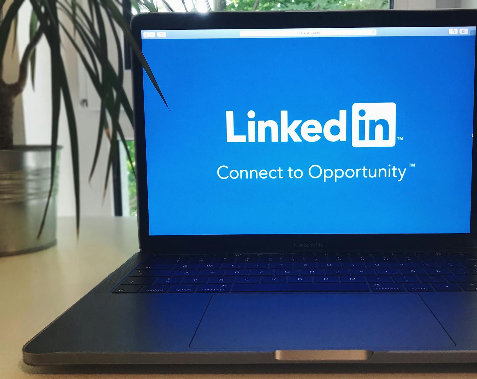 Prospecter avec LinkedIn la méthode — profil LinkedIn professionnel sur écran d'ordinateur