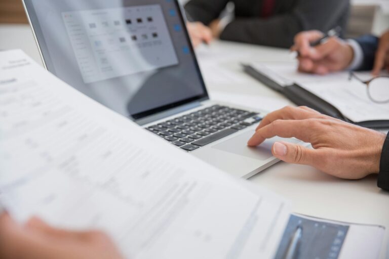 Acheter des avis Google prix, — personne examinant des avis Google sur ordinateur