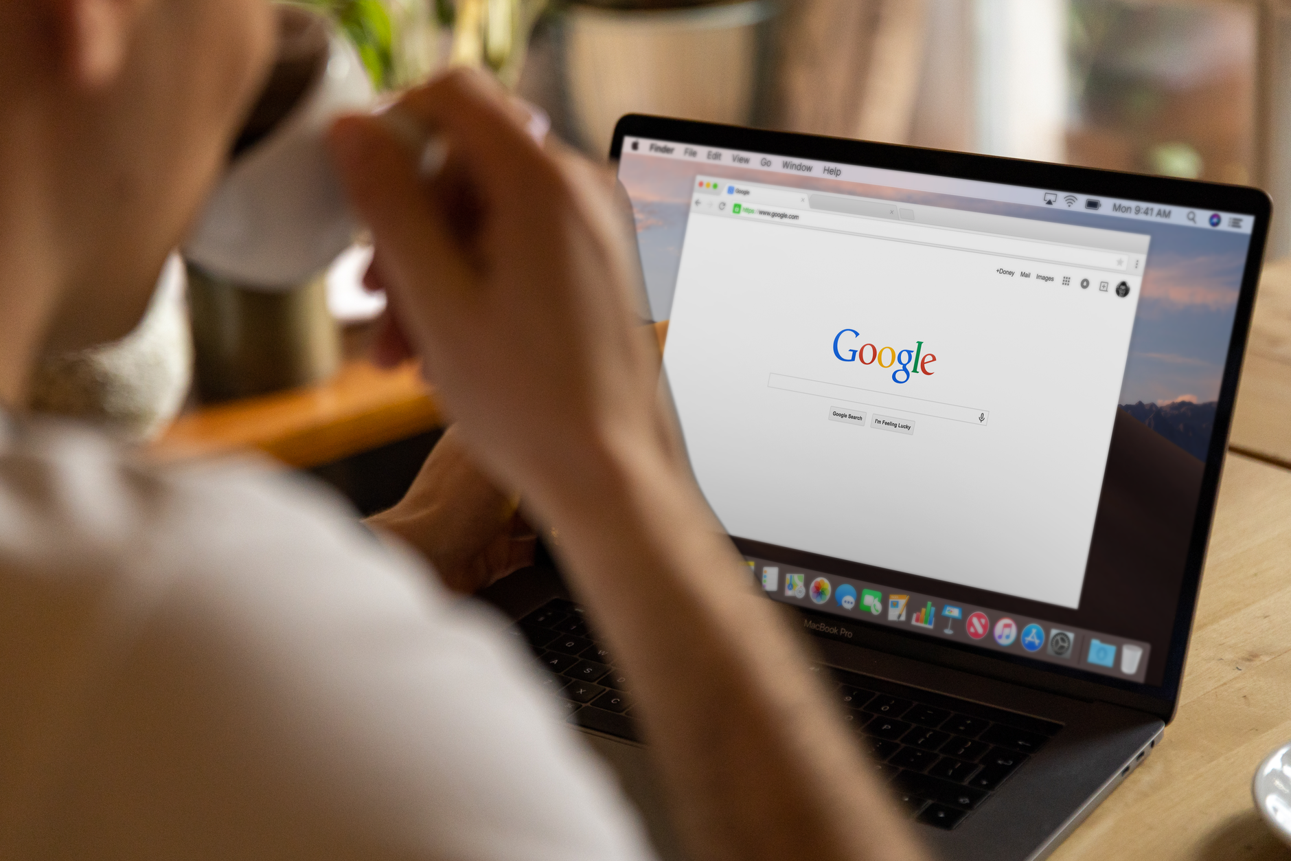 Pourquoi l’achat d’avis Google pose-t-il problème ? Analyse du mécanisme et définitions — personne examinant des avis Google sur ordinateur