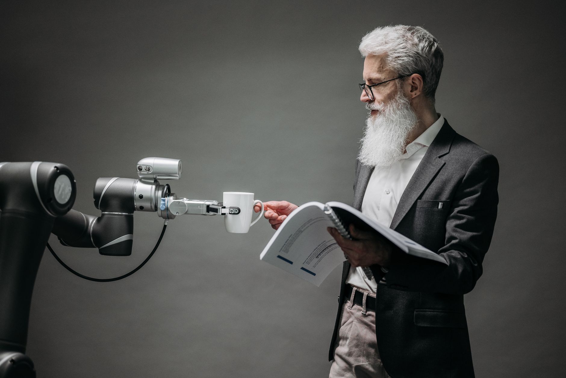 Agence automatisation IA services, domaines — bureau avec technologie d'automatisation IA