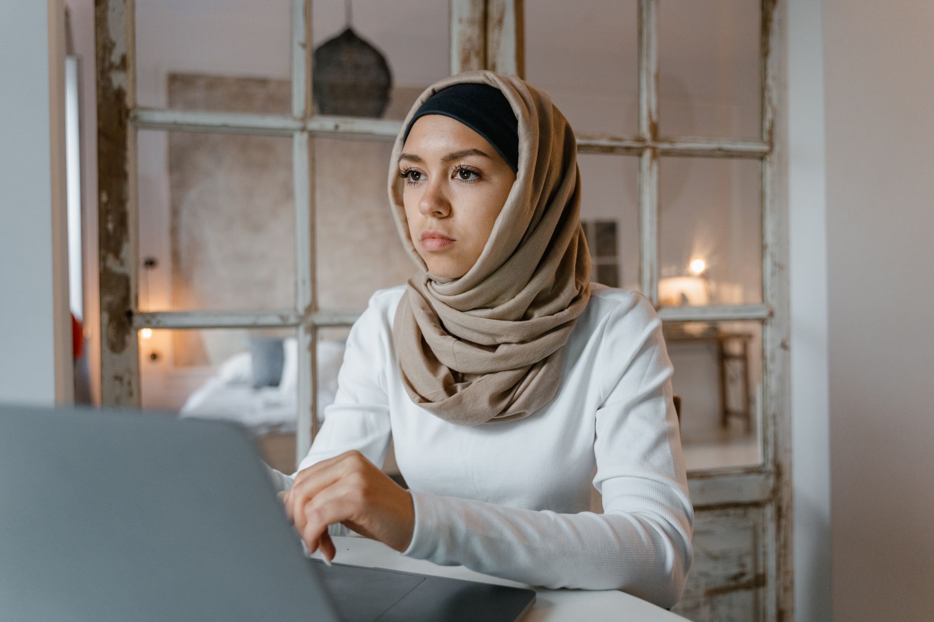 Choisir l’idée adaptée : miser sur une compétence personnelle — personne travaillant sur un ordinateur portable