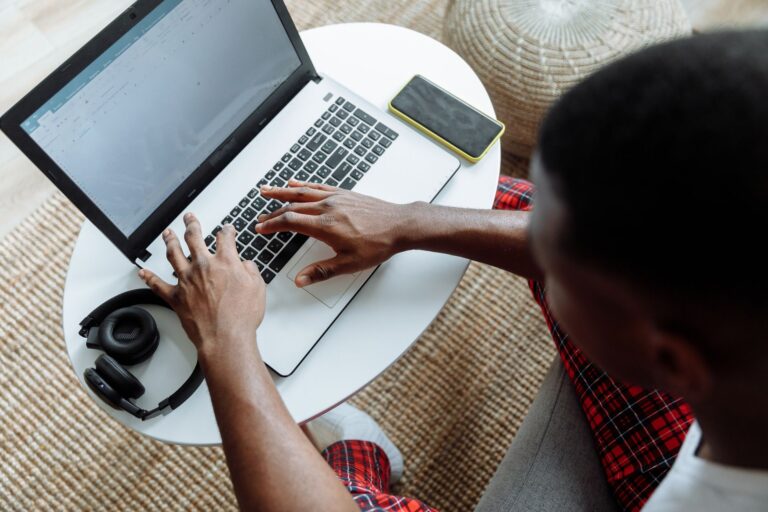Comment commencer un business sans — personne travaillant sur un ordinateur portable