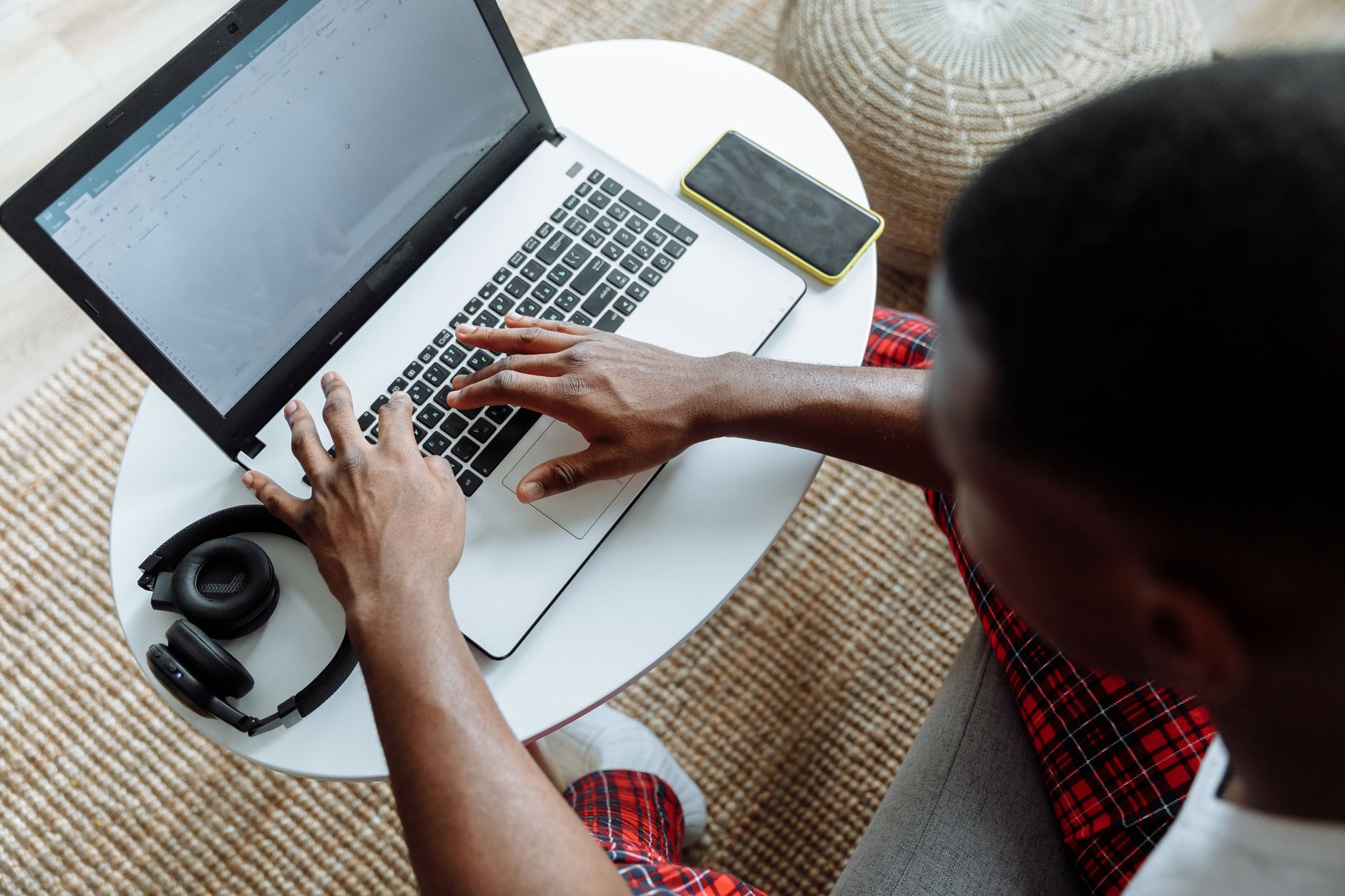 Comment commencer un business sans — personne travaillant sur un ordinateur portable