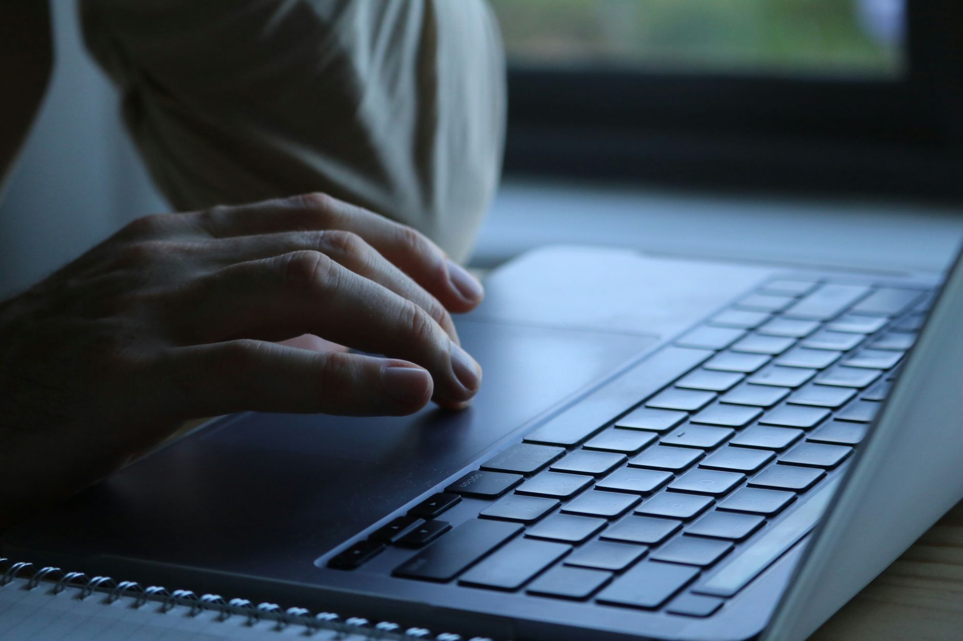 En bref &mdash; personne utilisant un ordinateur portable pour chercher un email