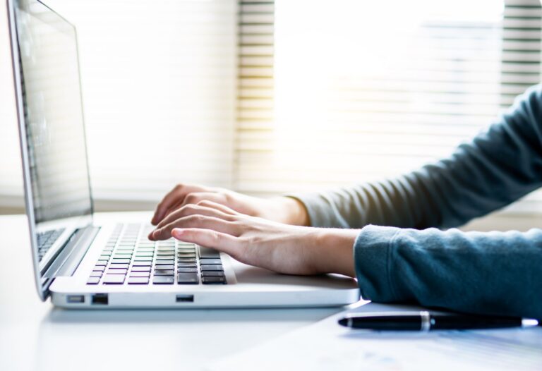 Comment trouver une adresse email — personne utilisant un ordinateur portable pour chercher un email