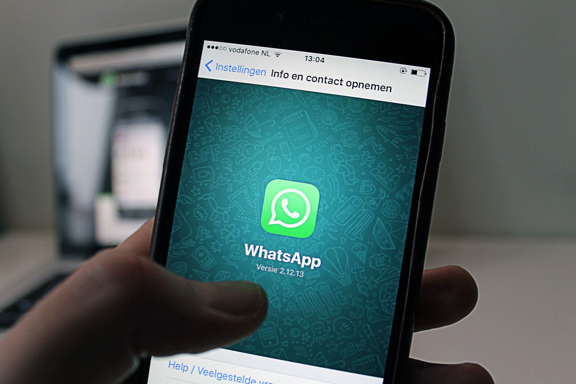 Quels sont les leviers de mon&eacute;tisation de WhatsApp en 2026 ? &mdash; messagerie WhatsApp sur smartphone
