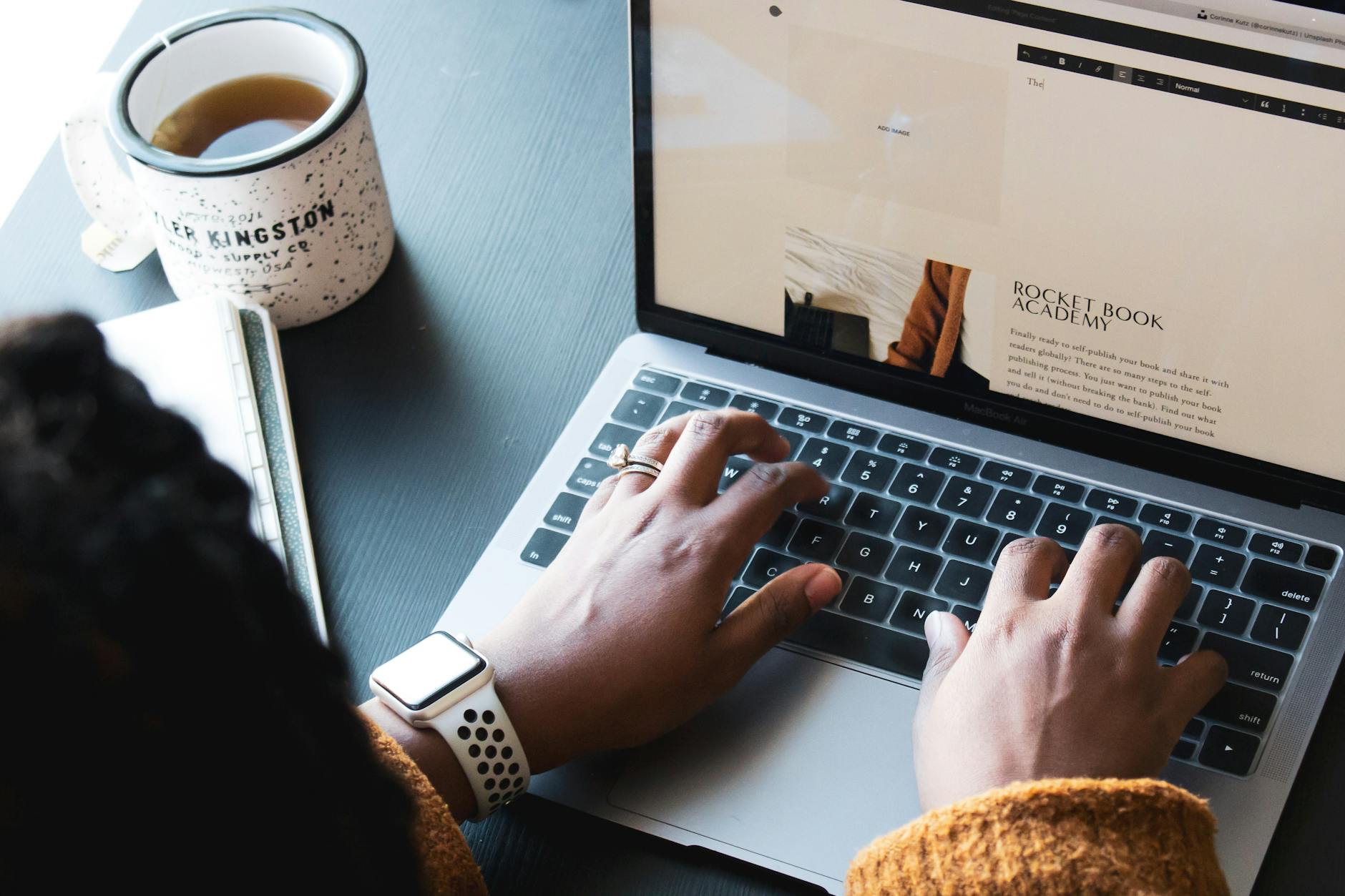 Tarifs horaires et journaliers du community manager freelance &mdash; community manager freelance travaillant sur ordinateur