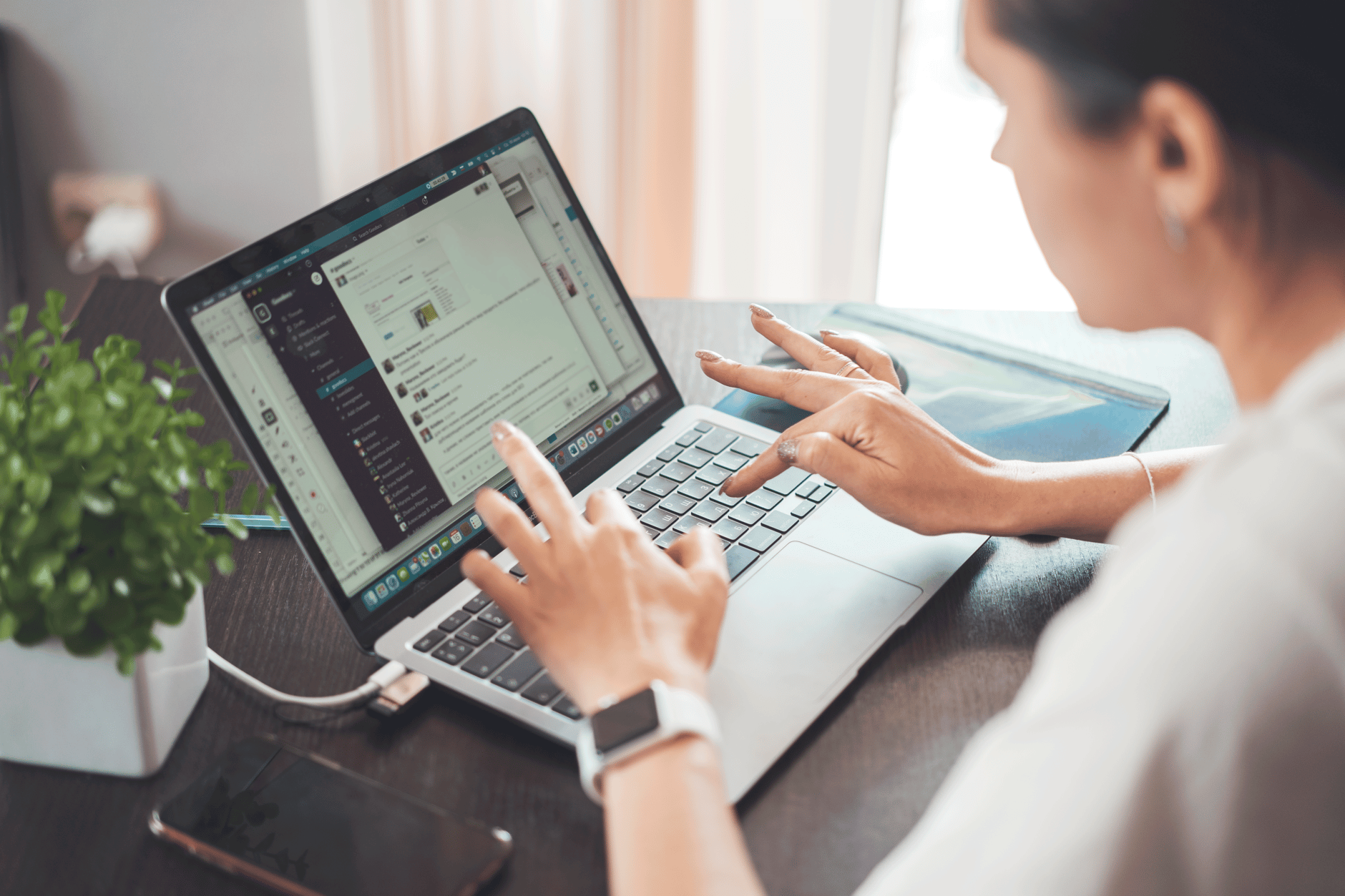 Community manager freelance tarifs horaires, — community manager freelance travaillant sur ordinateur