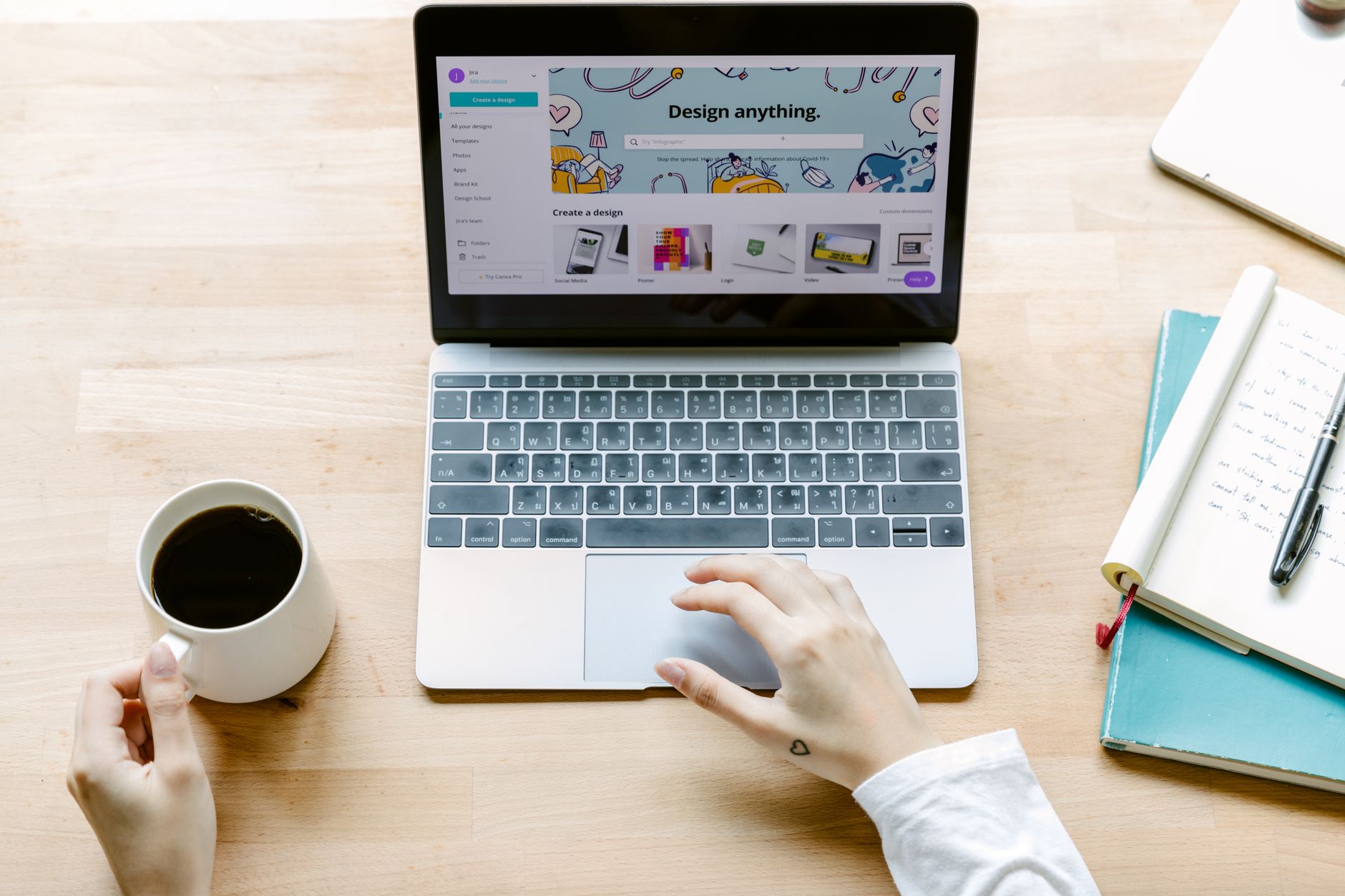 Identifier un business en ligne adapt&eacute; aux tendances 2026 &mdash; personne travaillant sur ordinateur business en ligne