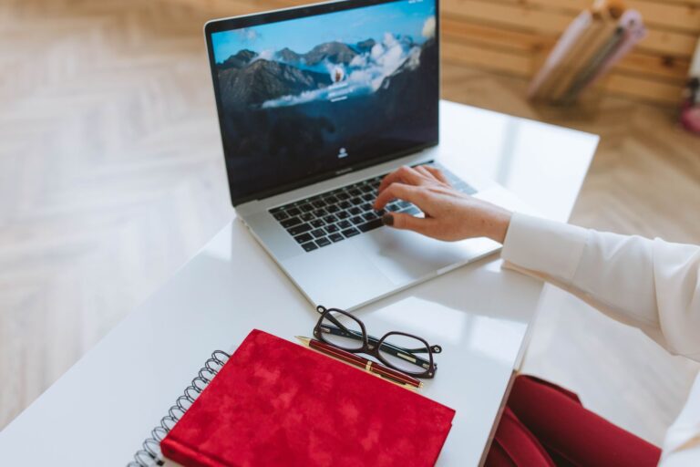 Quel business lancer en 2026 — personne travaillant sur ordinateur business en ligne