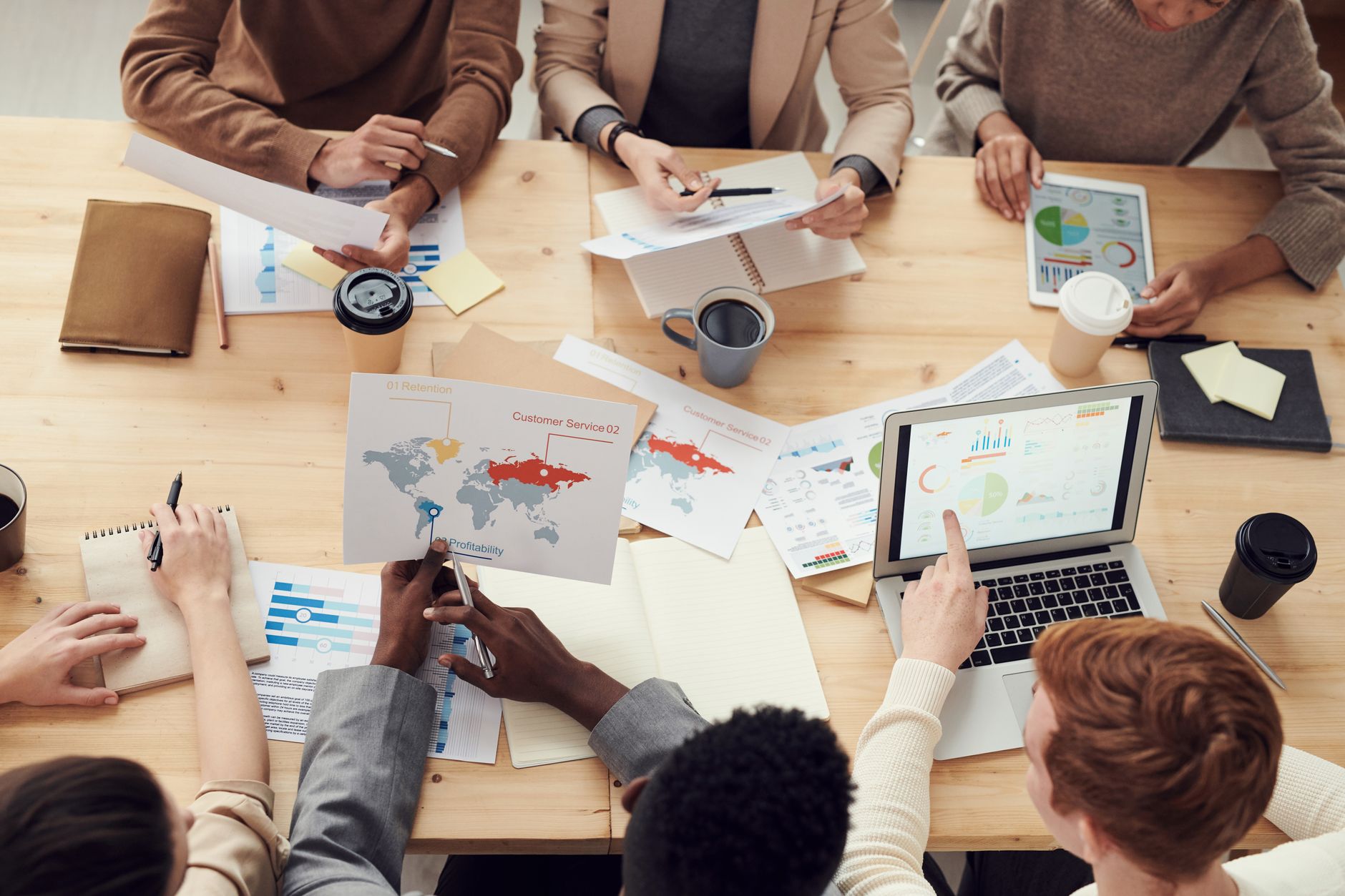 Pourquoi le sponsoring domine les sources de revenus des influenceurs web &mdash; r&eacute;union de collaboration entre influenceurs