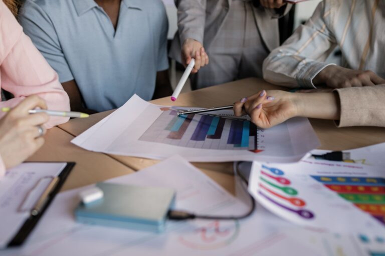 Quels sont les revenus des — réunion de collaboration entre influenceurs