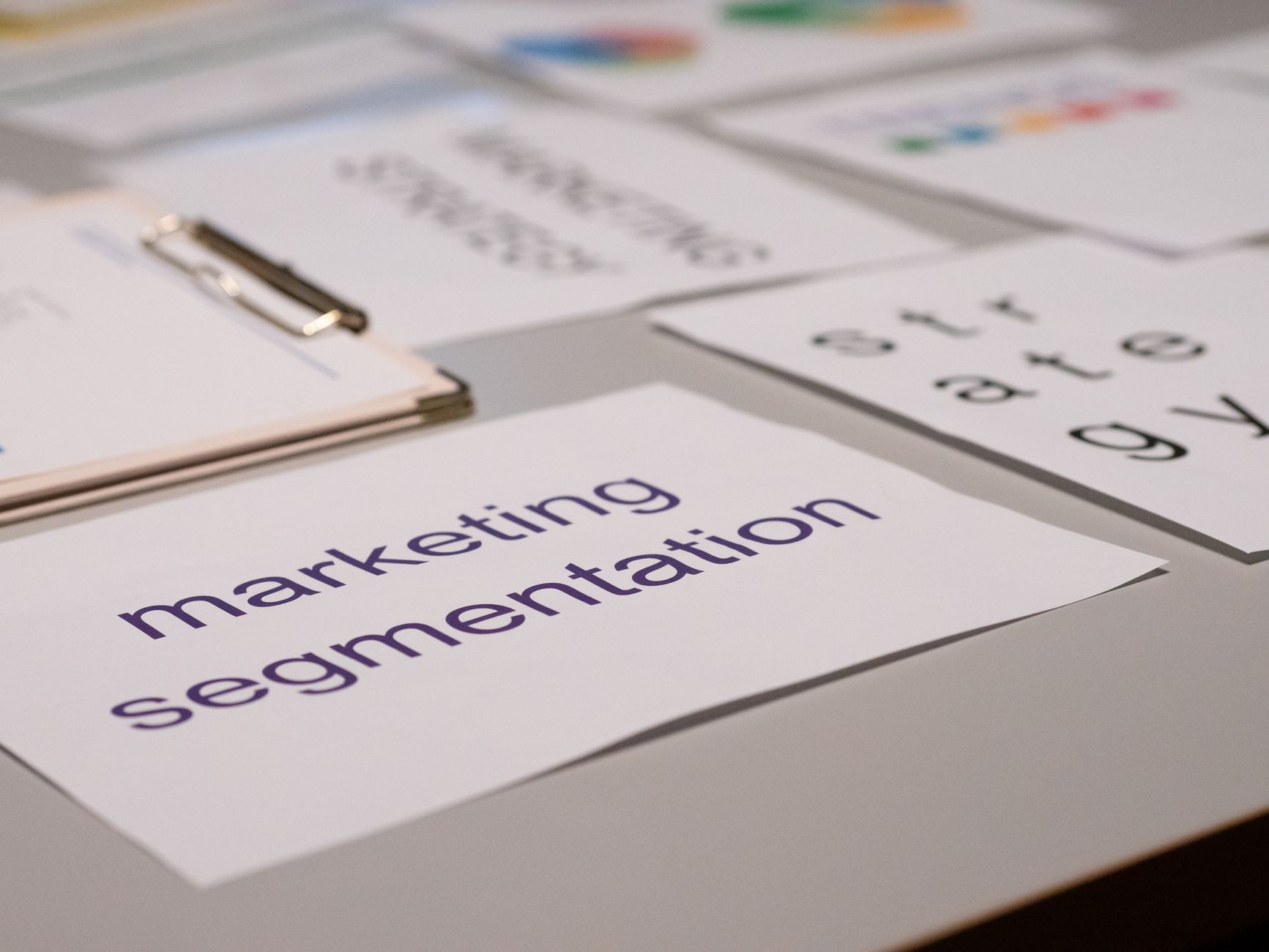 Qu’est-ce qu’un axe de communication dans une stratégie marketing ? — réunion d'équipe stratégie de communication