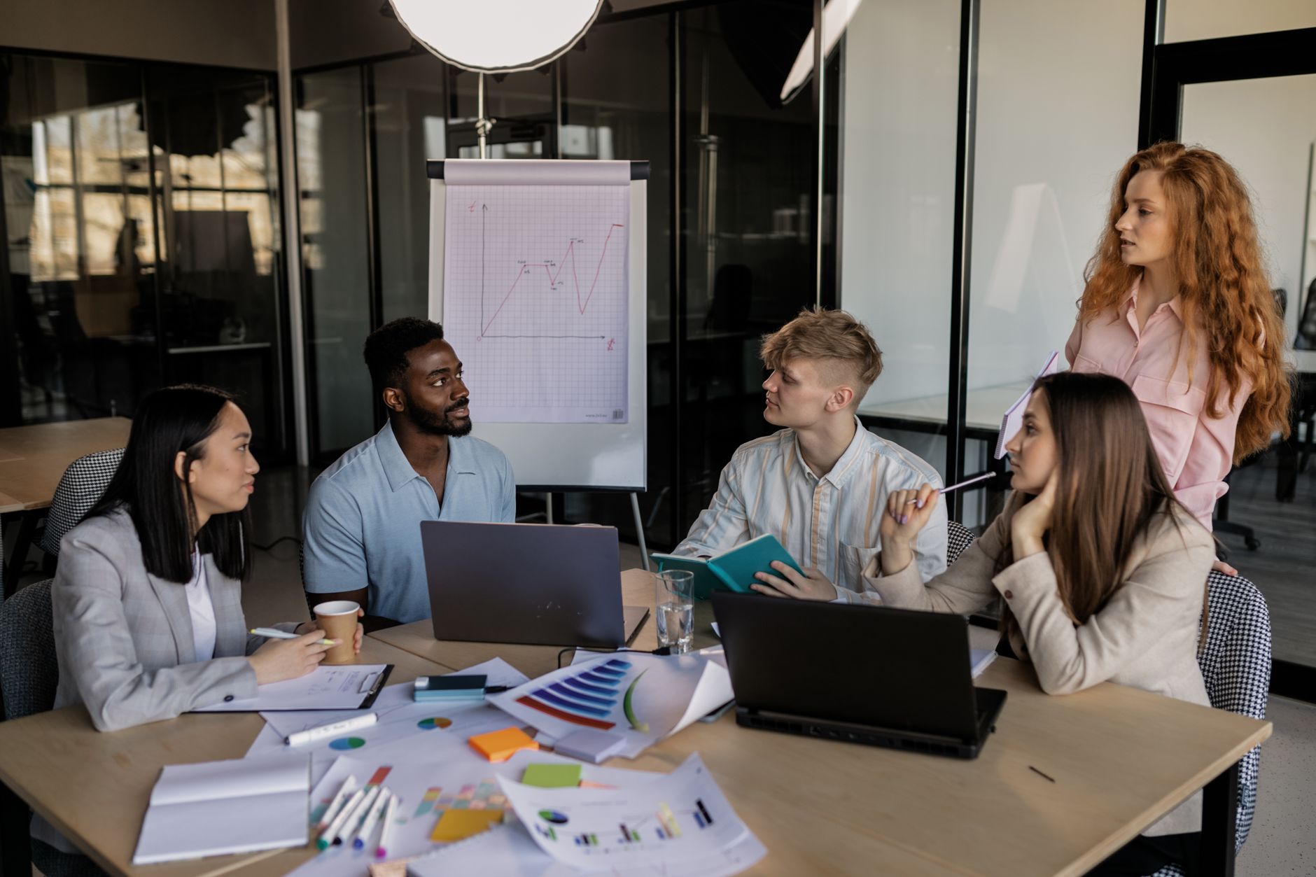 Conseils pour optimiser votre stratégie de communication digitale — réunion stratégie marketing digital