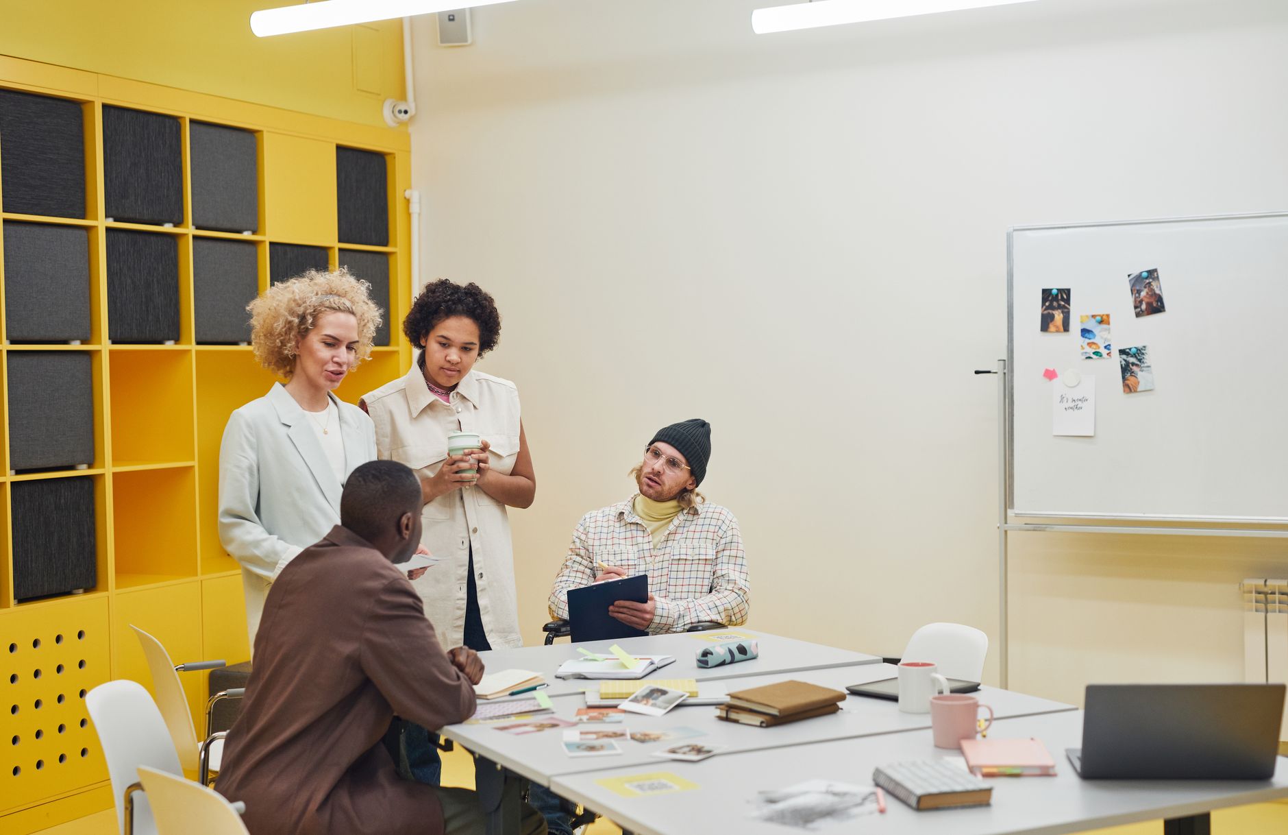 Briefing communication : qu&rsquo;entend-on par d&eacute;finition claire et op&eacute;rationnelle&thinsp;? &mdash; r&eacute;union d'&eacute;quipe brainstorming bureau