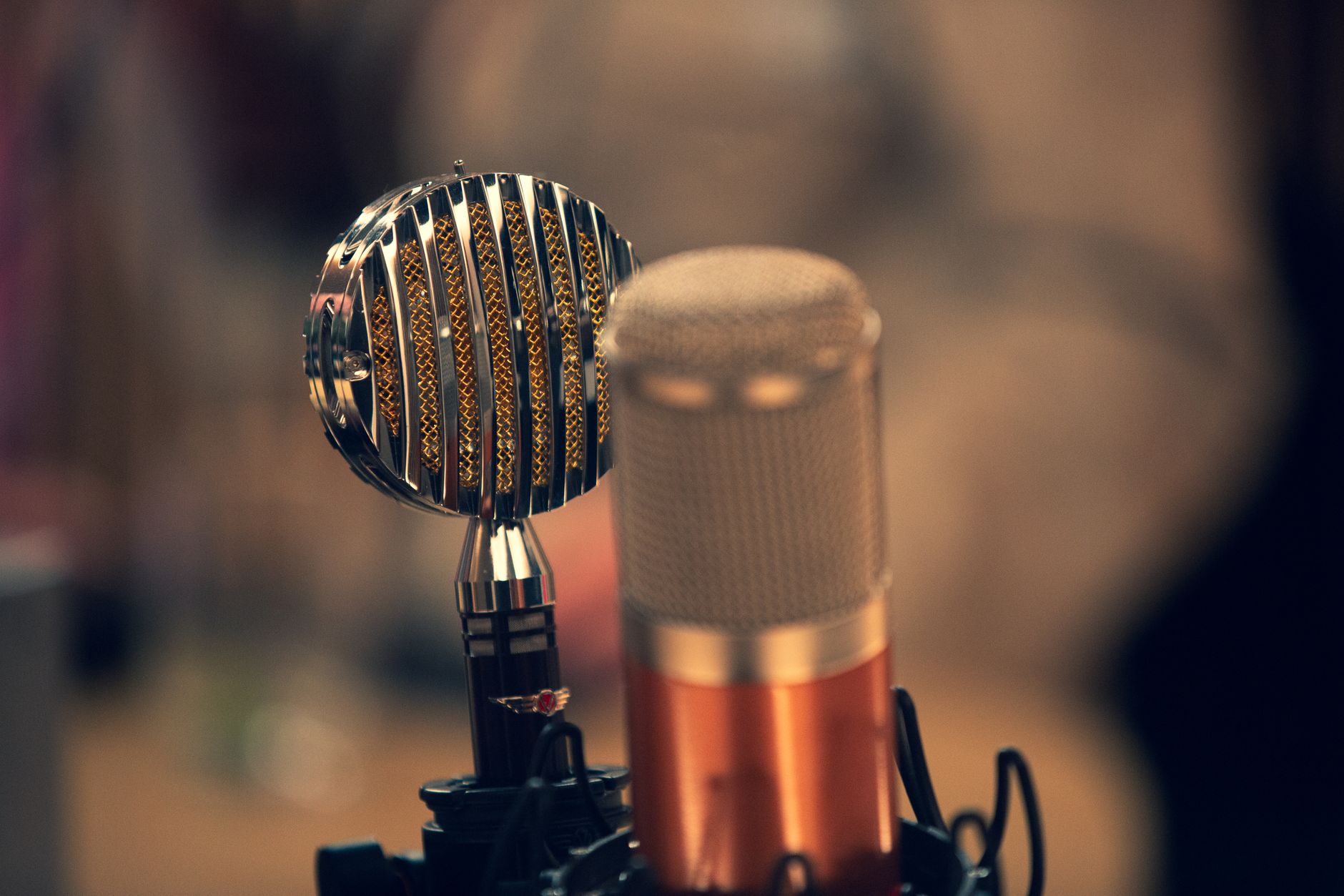 R&eacute;ussir la conception d&rsquo;un spot radio pour un message clair et cibl&eacute; &mdash; studio radio microphone ondes sonores