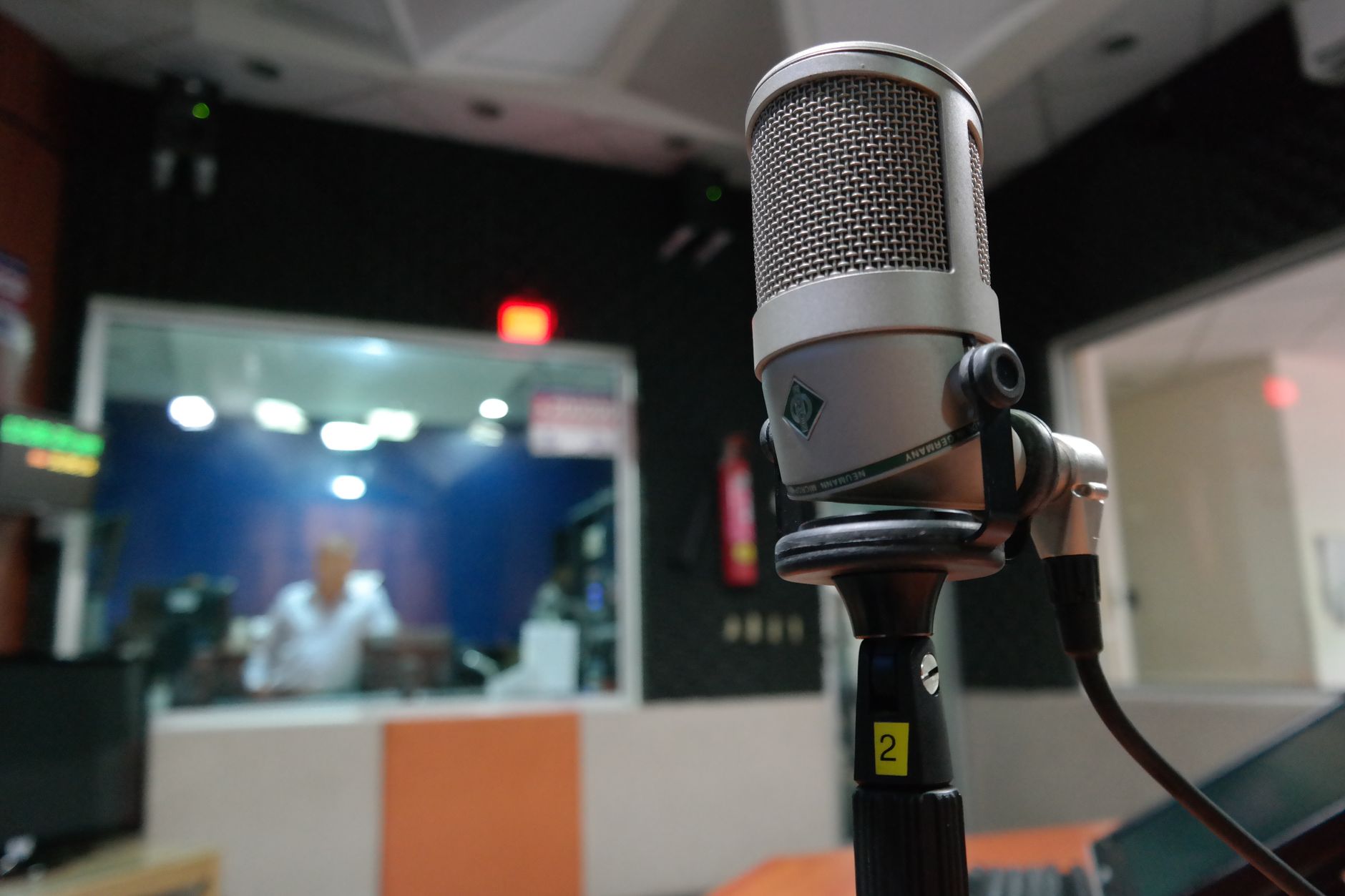 Comment faire un bon spot — studio radio microphone ondes sonores