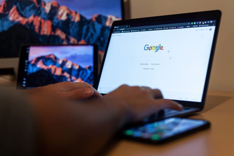 Comment optimiser sa fiche Google — propriétaire d'entreprise gérant Google My Business