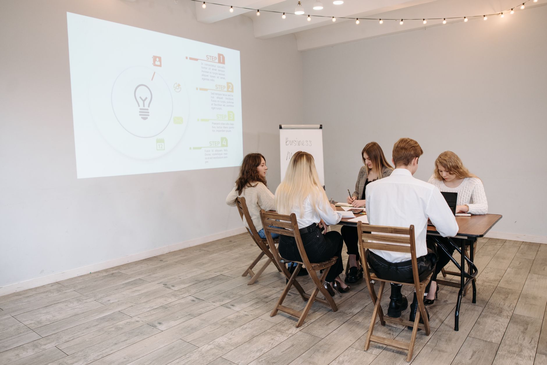 Les critères essentiels pour choisir une idée de business rentable — réunion brainstorming business bureau