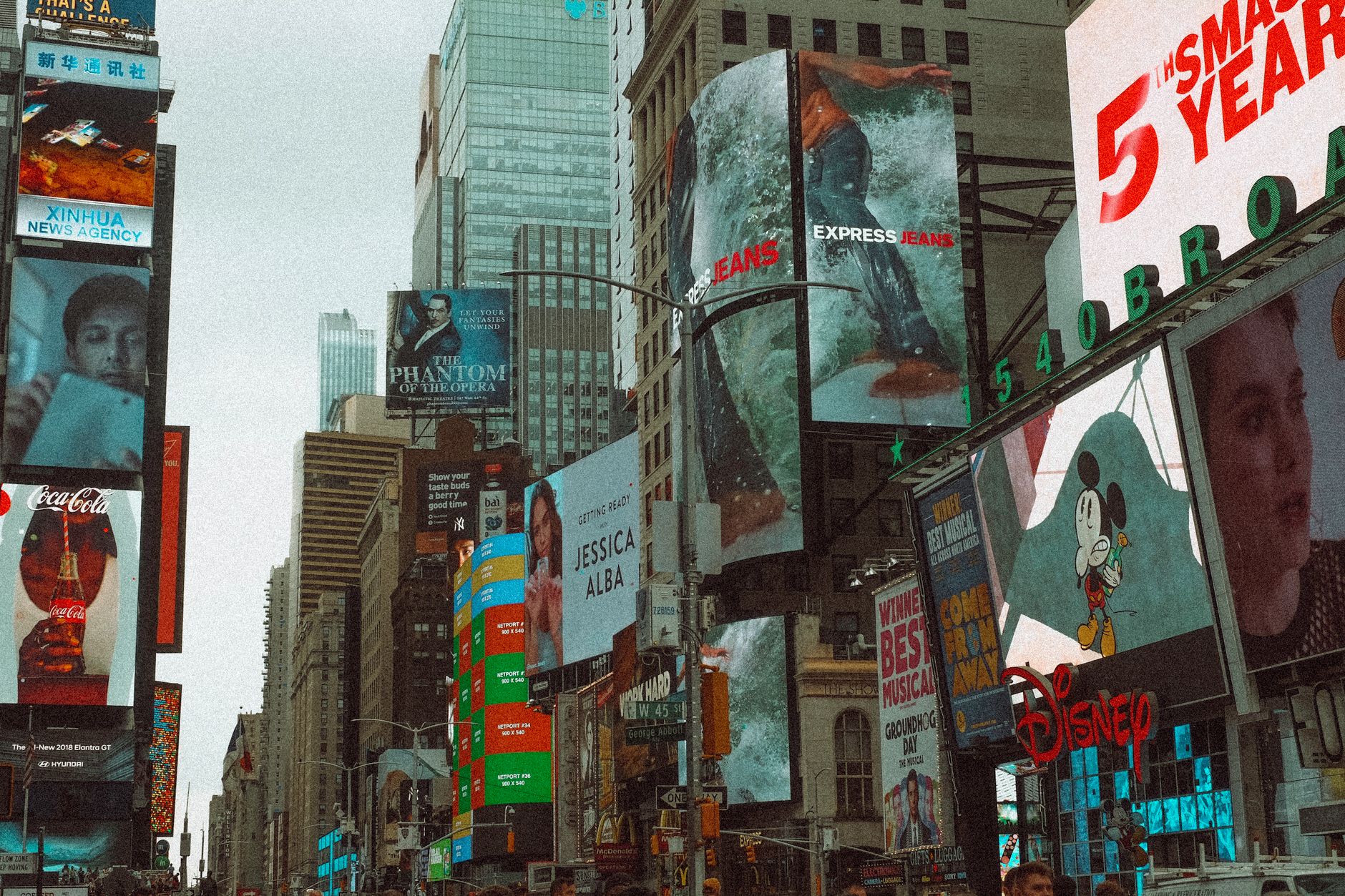 Quelle taille standard pour un kakemono efficace en publicité ? — kakemono publicitaire vertical