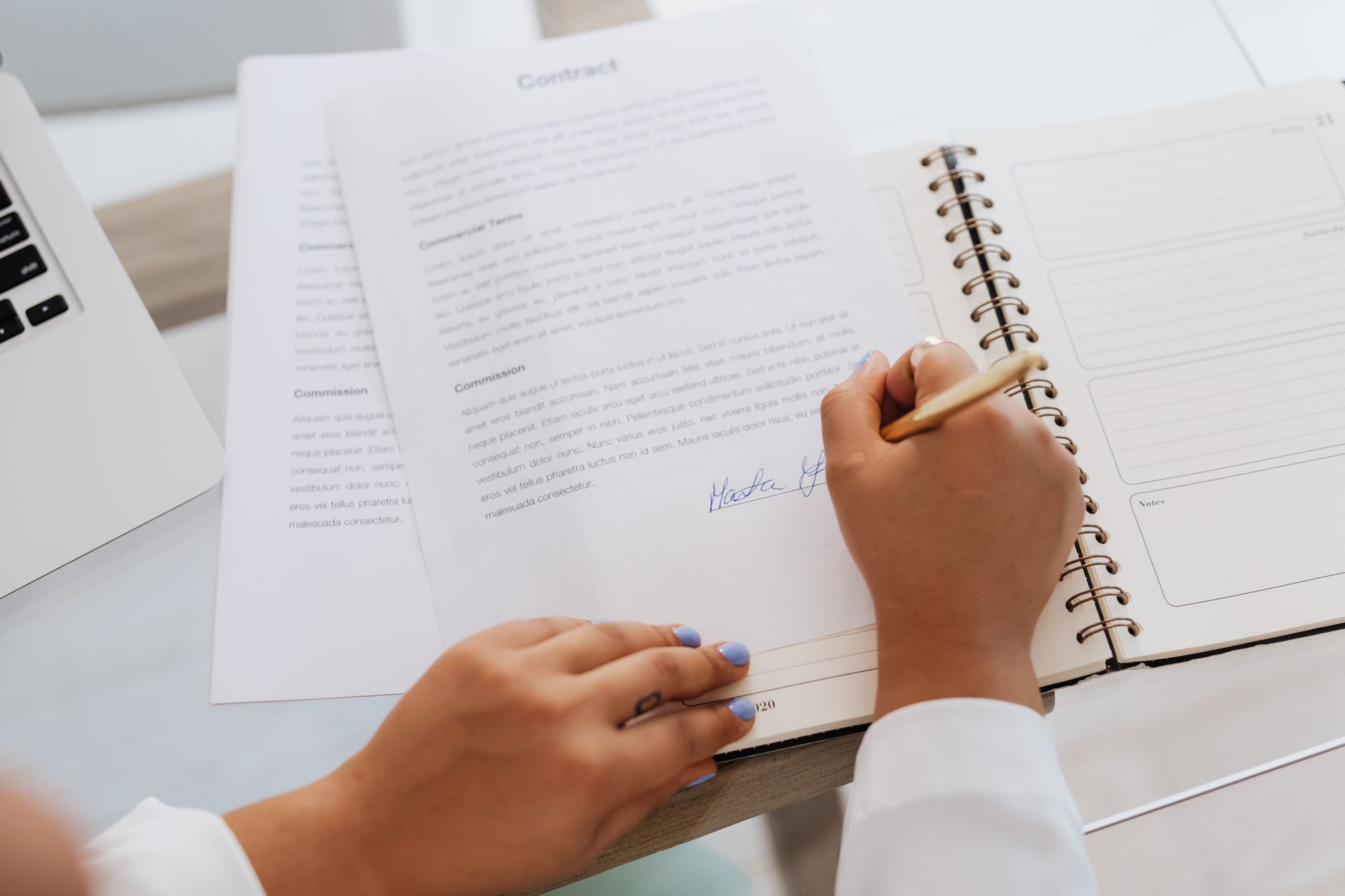 Les seuils financiers qui autorisent une passation sans publicité ni mise en concurrence — réunion d'affaires signature contrat