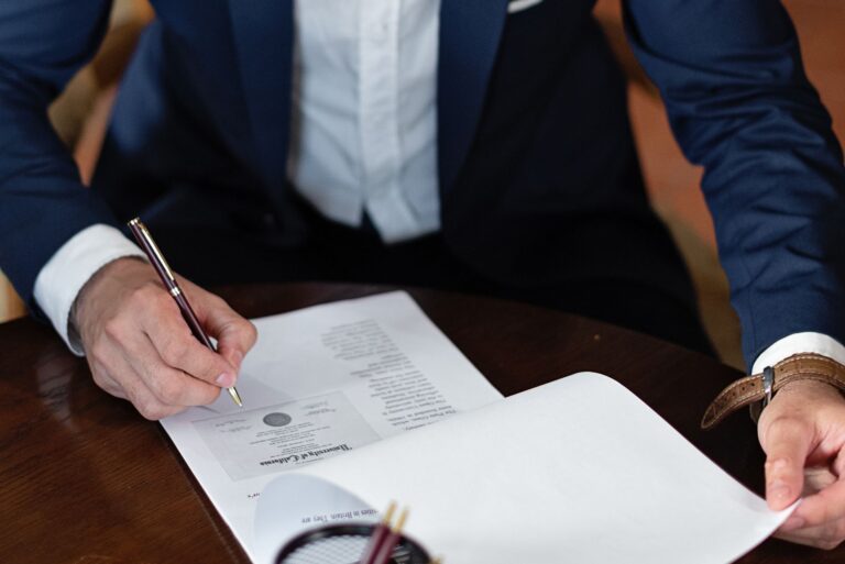 Marché sans publicité ni mise — réunion d'affaires signature contrat