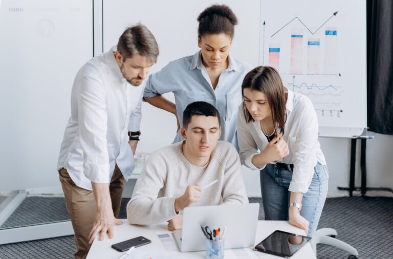 Agence Facebook Ads Doko avis, — équipe marketing numérique en réunion