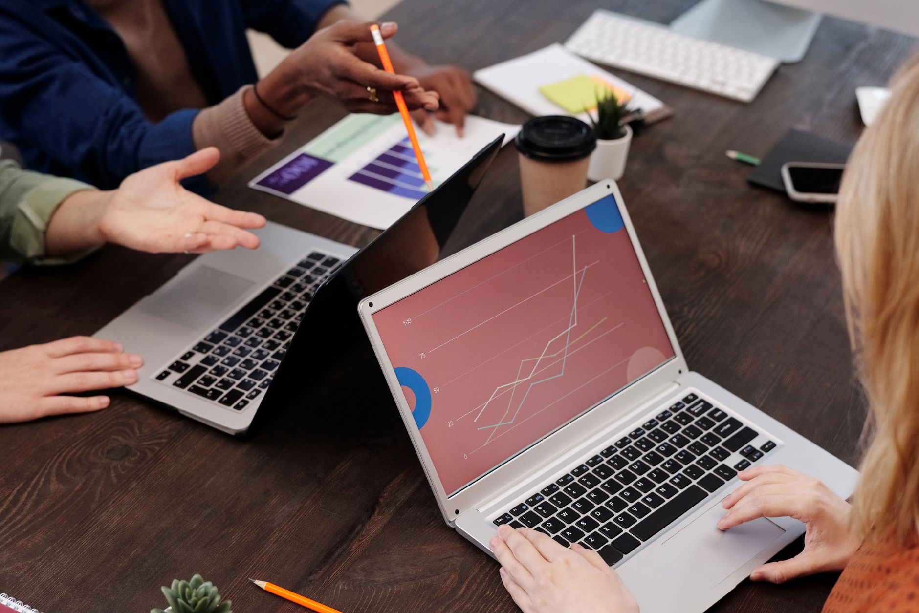 Pourquoi la clarification des objectifs business est incontournable pour choisir une agence AdWords &mdash; r&eacute;union d'affaires discutant de Google Ads