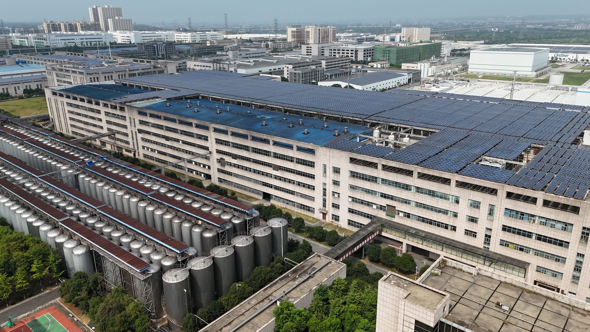 Pourquoi d&eacute;carboner l&rsquo;industrie est plus qu&rsquo;une n&eacute;cessit&eacute; environnementale &mdash; usine industrielle avec panneaux solaires