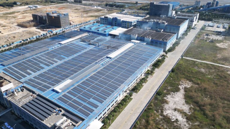 Comment décarboner l'industrie méthodes concrètes — usine industrielle avec panneaux solaires