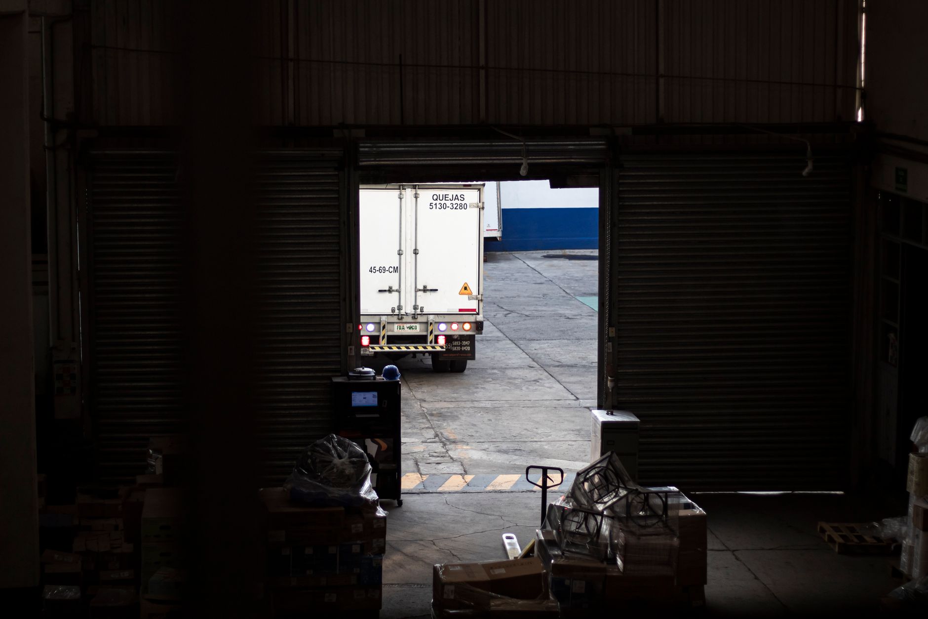 Pourquoi externaliser sa logistique : enjeux et r&eacute;alit&eacute; terrain &mdash; entrep&ocirc;t logistique camion de livraison