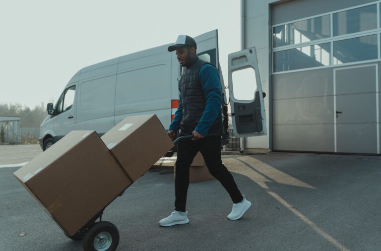 Pourquoi externaliser sa logistique les — entrepôt logistique camion de livraison