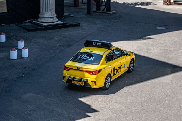 Publicité sur voiture VTC rémunérée — publicité sur voiture Uber