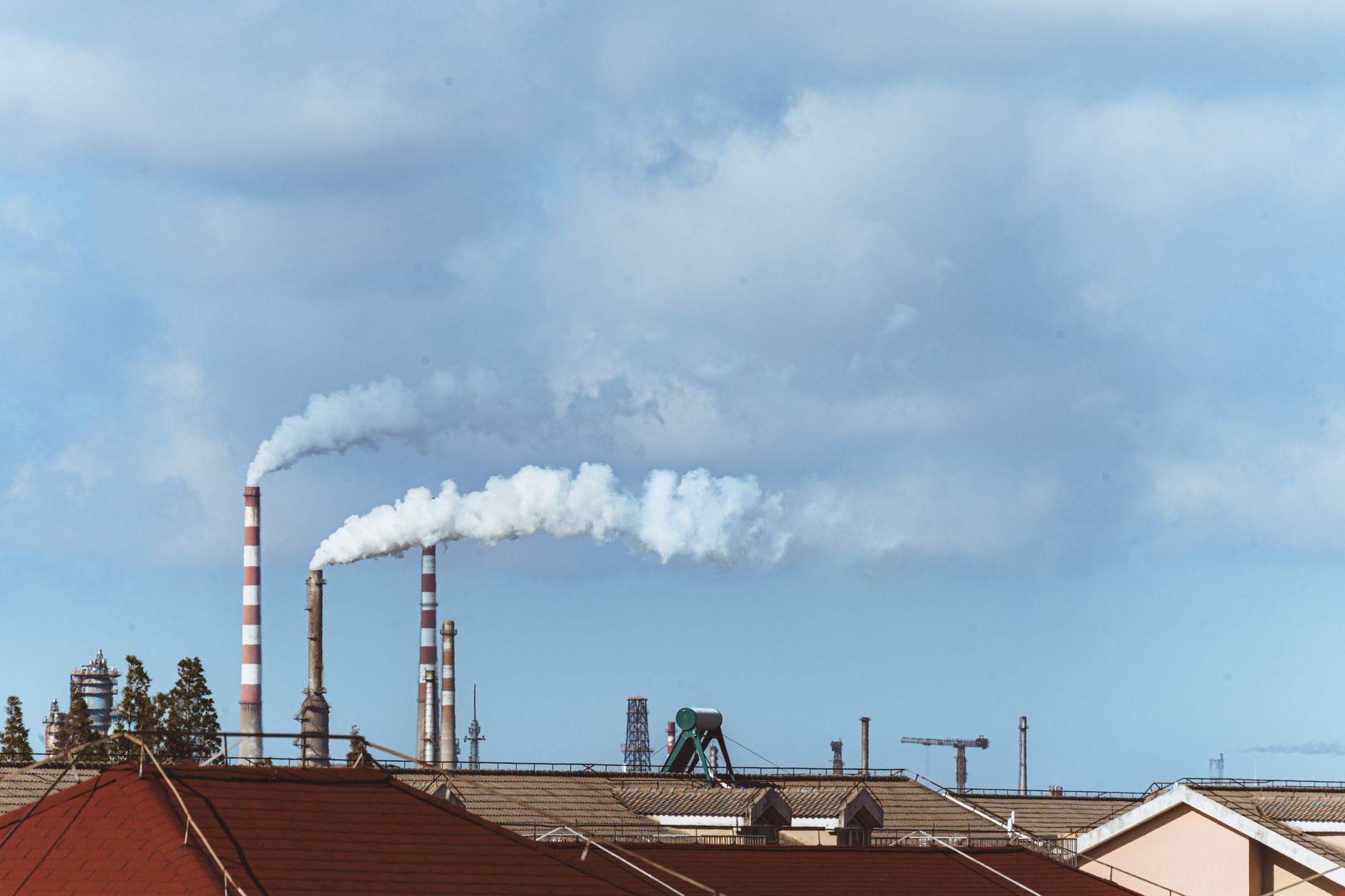 Comment le secteur de l’énergie fossile continue de structurer l’industrie polluante — pollution industrielle fumée usine